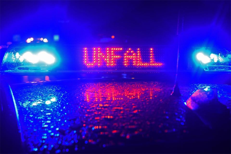 Wegen eines Unfalls sperrt die Polizei die Autobahn. (Symbolbild)Stefan Puchner/dpa