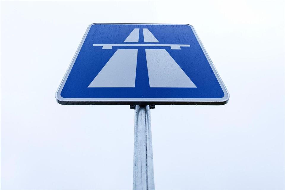 Sperrung der A24 nach Unfall bei Talkau aufgehoben Wegen eines Unfalls war die A24 in Richtung Hamburg zwischen den Anschlussstellen Talkau und Schwarzenbek/Grande stundenlang gesperrt.(Symbolbild)Friso Gentsch/dpa