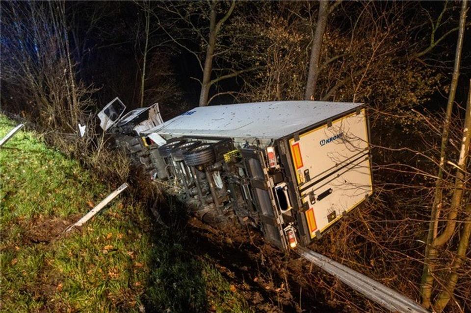 Wegen eines Verkehrsunfalls ist die A2 zwischen Porta Westfalica und dem Kreuz Bad Oeynhausen in Richtung Dortmund gesperrt.Feuerwehr Porta Westfalica/dpa