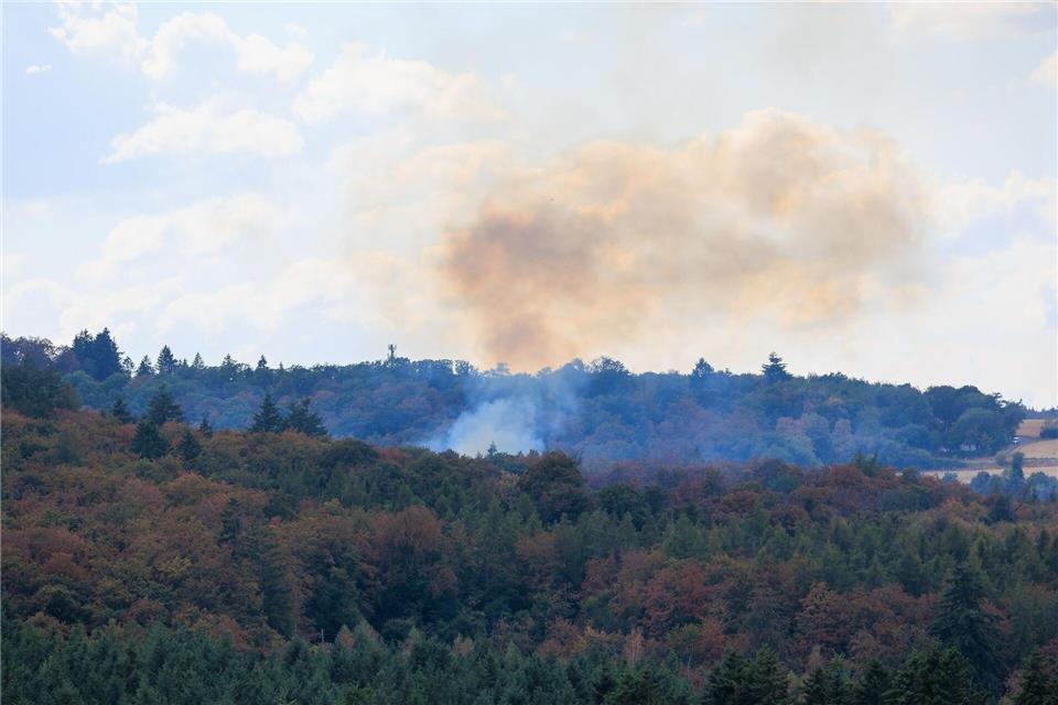 Wegen eines Waldbrandes bei Bad Schwalbach ist die Feuerwehr im Großeinsatz.Jörg Halisch/dpa