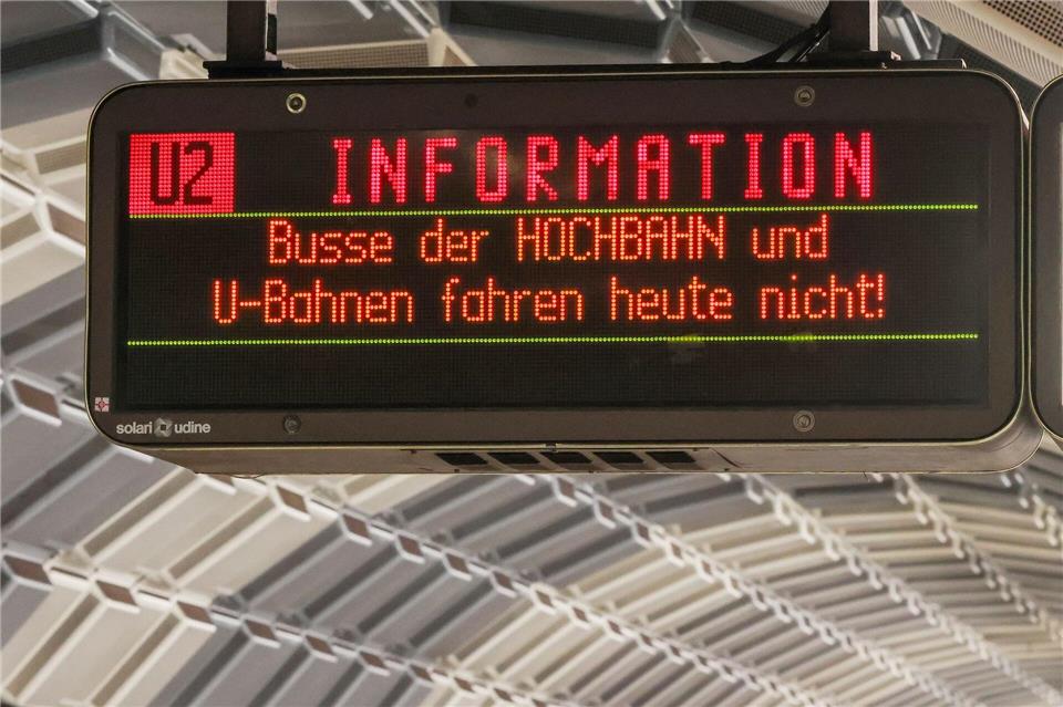 Wegen eines Warnstreiks bleiben am Montag die meisten Busse der Hamburger Hochbahn und der Verkehrsbetriebe Hamburg-Holstein (VHH) in den Depots. Auch U-Bahnen fahren nicht.Bodo Marks/dpa