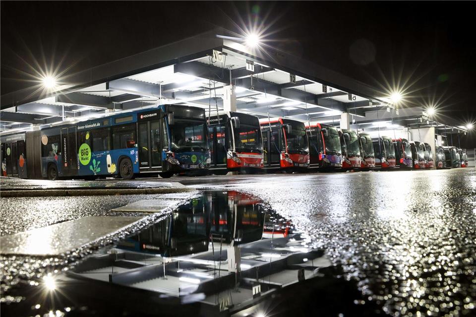 Wegen eines Warnstreiks bleiben am Montag die meisten Busse der Hamburger Hochbahn und der Verkehrsbetriebe Hamburg-Holstein (VHH) in den Depots. Auch die U-Bahnen fahren voraussichtlich nicht. (Archivbild)Christian Charisius/dpa