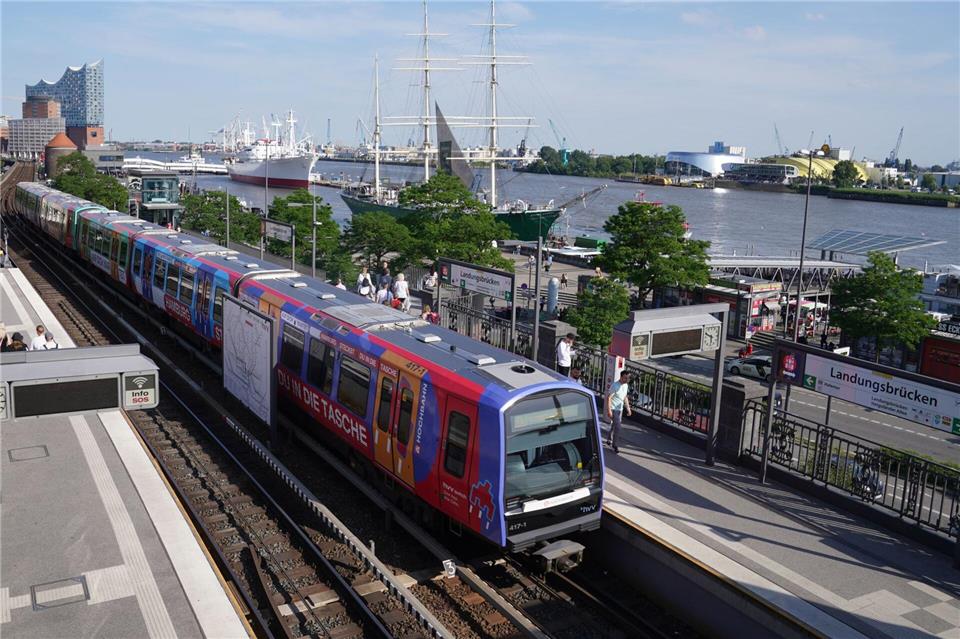 Wegen eines Warnstreiks fahren am Montag voraussichtlich keine U-Bahnen. Auch der Busverkehr ist dann erheblich eingeschränkt. (Archivbild)Marcus Brandt/dpa