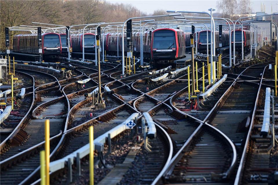 Wegen eines Warnstreiks fallen sämtliche U-Bahnen in Hamburg aus.Daniel Bockwoldt/dpa
