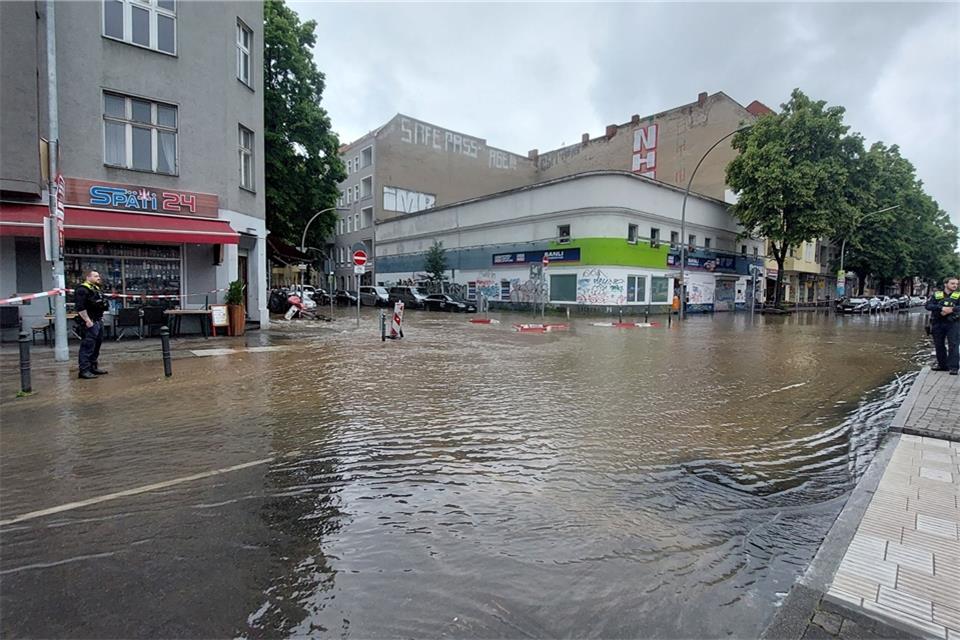 Wasserrohrbruch in Berlin - Evakuierungen Wegen eines Wasserrohrbruchs in Berlin-Neukölln ist ein Teil der Sonnenallee gesperrt worden.