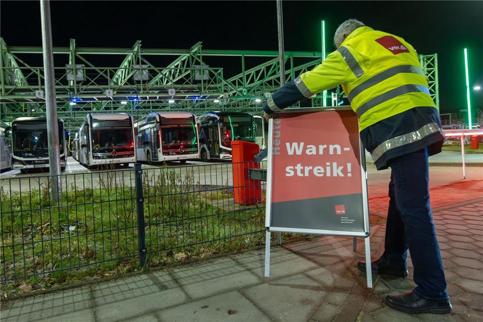 Wegen eines ganztägigen Warnstreiks bei den Verkehrsbetrieben Hamburg-Holstein (VHH) stehen am Freitag die Busse still.Bodo Marks/dpa