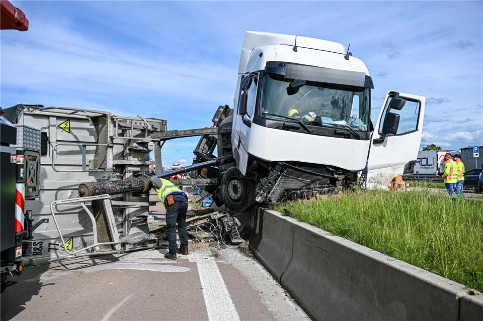 Wegen eines geplatzten Reifens ist ein Sattelzug auf der Autobahn 8 ins Schleudern geraten und in die mittlere Betonleitwand gekracht. Jason Tschepljakow/dpa