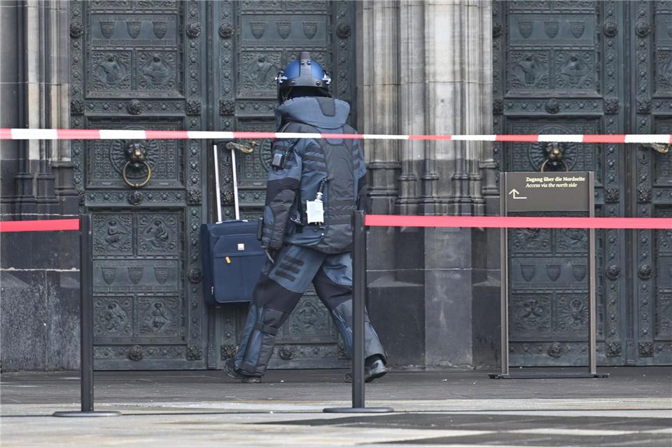 Wegen eines herrenlosen Koffers musste ein Portal zum Kölner Dom geschlossen bleiben.Henning Kaiser/dpa