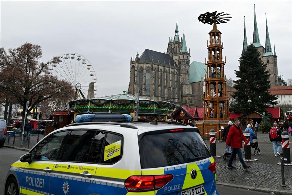 Wegen eines unspezifischen Hinweises rückte die Polizei kurz vor der offiziellen Eröffnung zu einem Einsatz aus.Martin Schutt/dpa