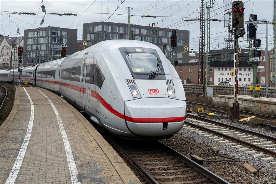 Wegen eines verdächtigen Gegenstands wurden Teile des Ulmer Hauptbahnhofs zeitweise gesperrt. (Symbolfoto)Stefan Puchner/dpa