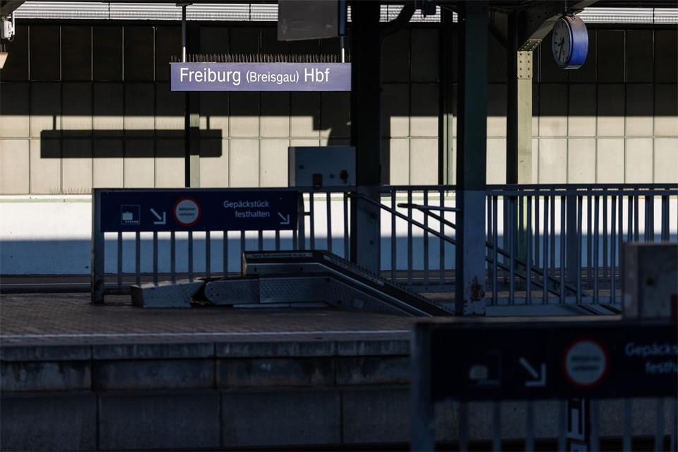 Wegen eines verdächtigen Rucksacks hat die Polizei den Bahnhof geräumt. (Archivbild)Philipp von Ditfurth/dpa