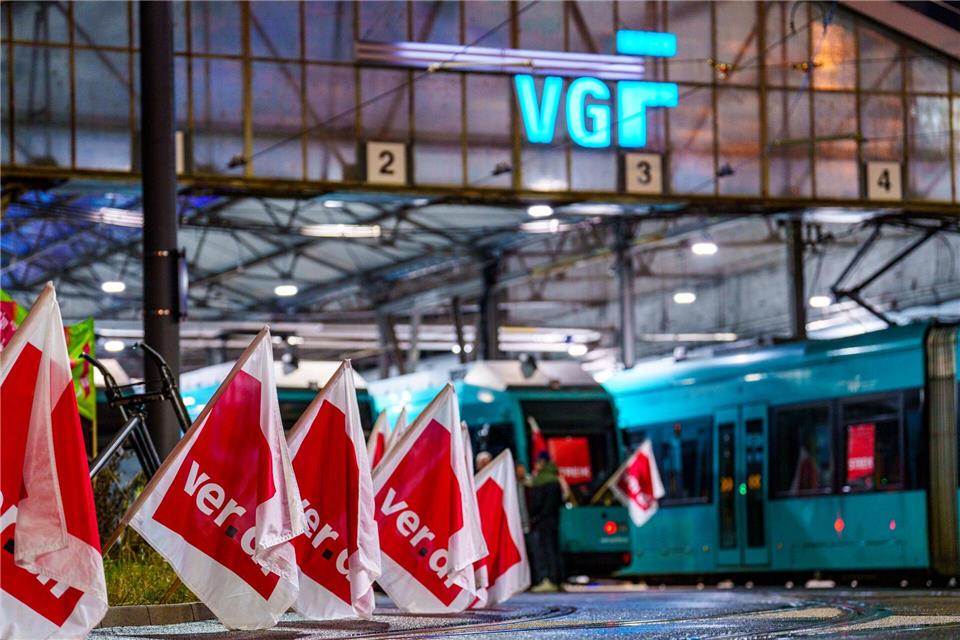 Wegen eines weiteren Warnstreikaufrufs der Gewerkschaft Verdi dürften U- und Straßenbahnen in Frankfurt am Freitag und Samstag stillstehen. (Archivbild)Andreas Arnold/dpa