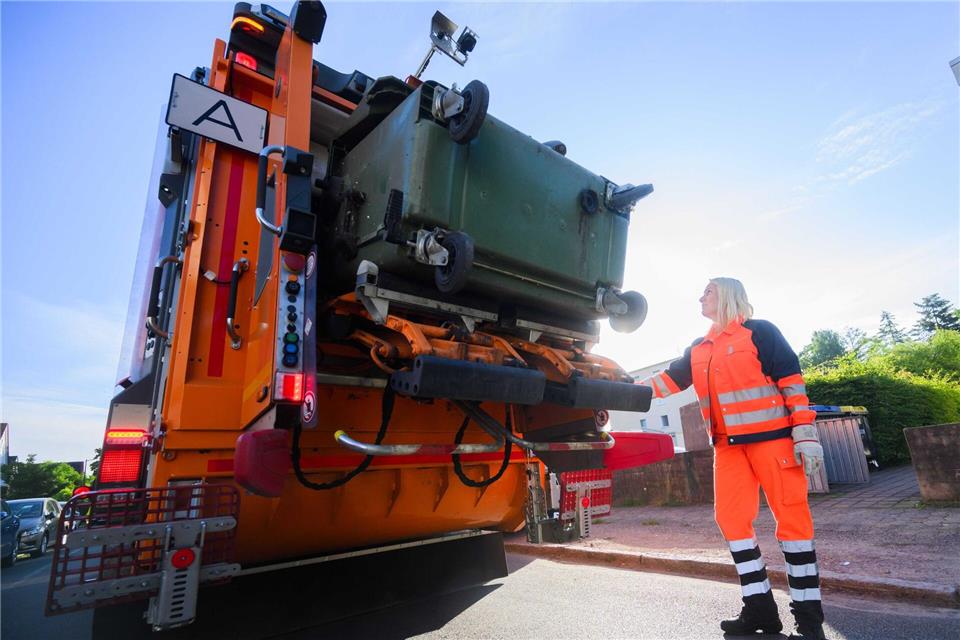 Wegen erwartet hoher Temperaturen startet die Müllabfuhr in Osnabrück früher. (Symbolbild) Julian Stratenschulte/dpa