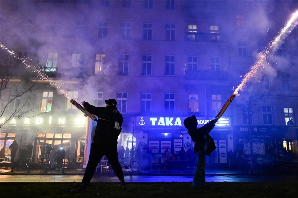 Wegen gefährlicher Böllerei nahm die Berliner Polizei mehr als 300 Menschen fest. Sebastian Christoph Gollnow/dpa