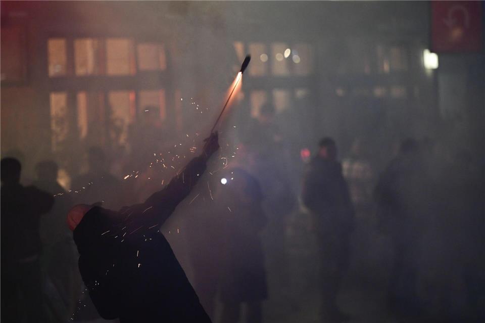 Wegen gefährlicher Böllerei nahm die Berliner Polizei mehr als 300 Menschen fest. Sebastian Christoph Gollnow/dpa