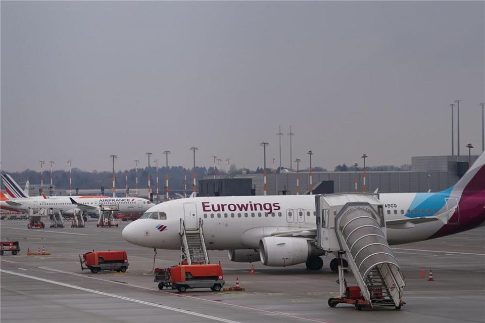 Wegen gesperrter Lufträume haben die Airlines Eurowings, Emirats und Qatar Airways ihre Flüge in die Nahost-Region ausgesetzt. (Symbolbild)Marcus Brandt/dpa