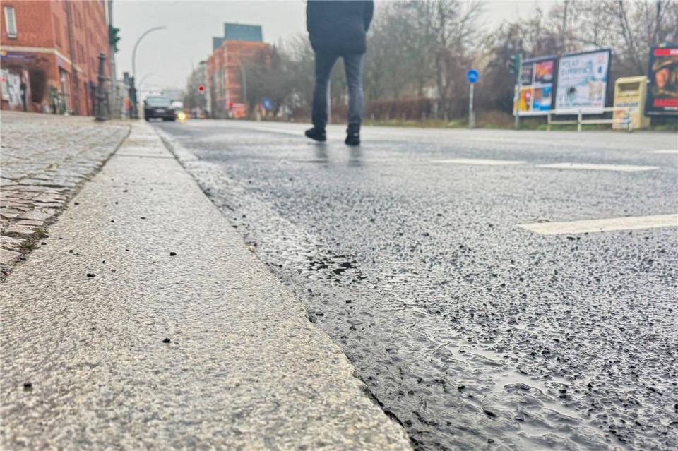 Wegen glatter Straßen und Gehwege sind am Wochenende viele Menschen gestürzt. (Symbolbild)Paul Zinken/dpa