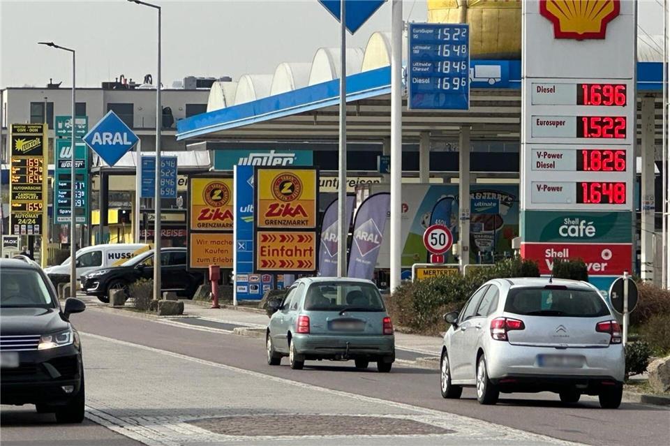 Wegen günstigerer Preise fahren viele Deutsche zum Tanken nach Luxemburg.Birgit Reichert/dpa