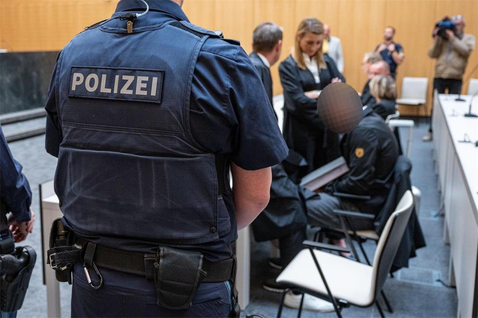 Wegen illegaler Müllexporte nach Tschechien stand der Ex-Geschäftsführer einer Entsorgungsfirma aus der Oberpfalz vor Gericht. (Archivbild)Armin Weigel/dpa