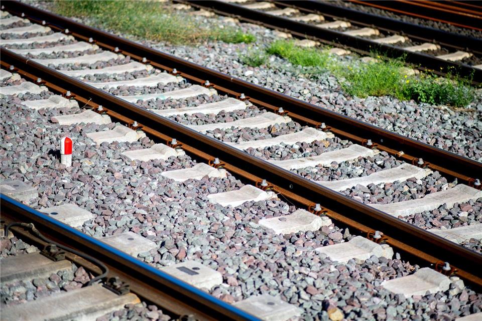 Wegen kaputter Bahnschwellen war die Strecke gesperrt. (Archivbild)Hauke-Christian Dittrich/dpa