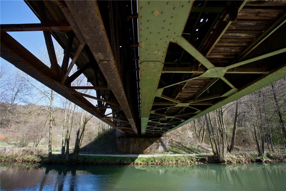 Wegen maroder Brücken im Pegnitztal bliebt die Bahnstrecke Hersbruck- Pegnitz länger gesperrt. (Archivbild)picture alliance / dpa