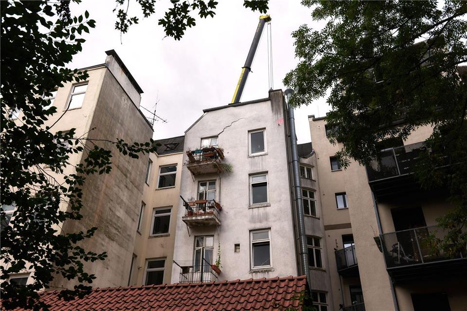 Wegen massiver Risse musste das Gebäude umgehend geräumt werden.Marcus Golejewski/dpa