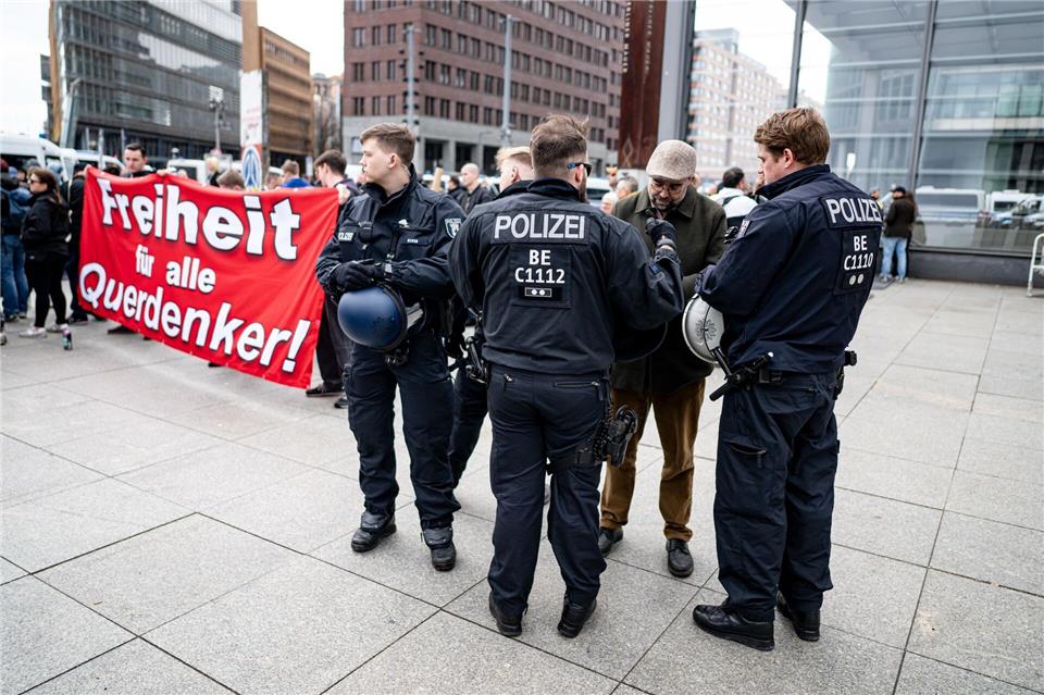 Wegen mehrerer rechtsextremer und weiterer Demonstrationen sind am Samstag 1.800 Polizisten im Einsatz.  Fabian Sommer/dpa