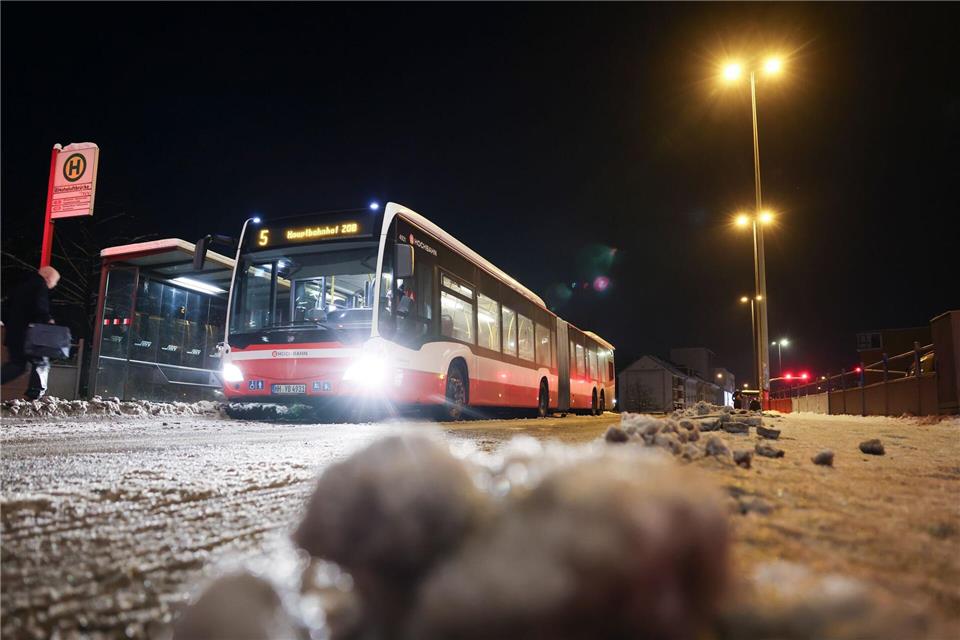 Wegen möglicher Schneeverwehungen rechnen Meteorologen am Freitag mit Verkehrsbehinderungen. Christian Charisius/dpa