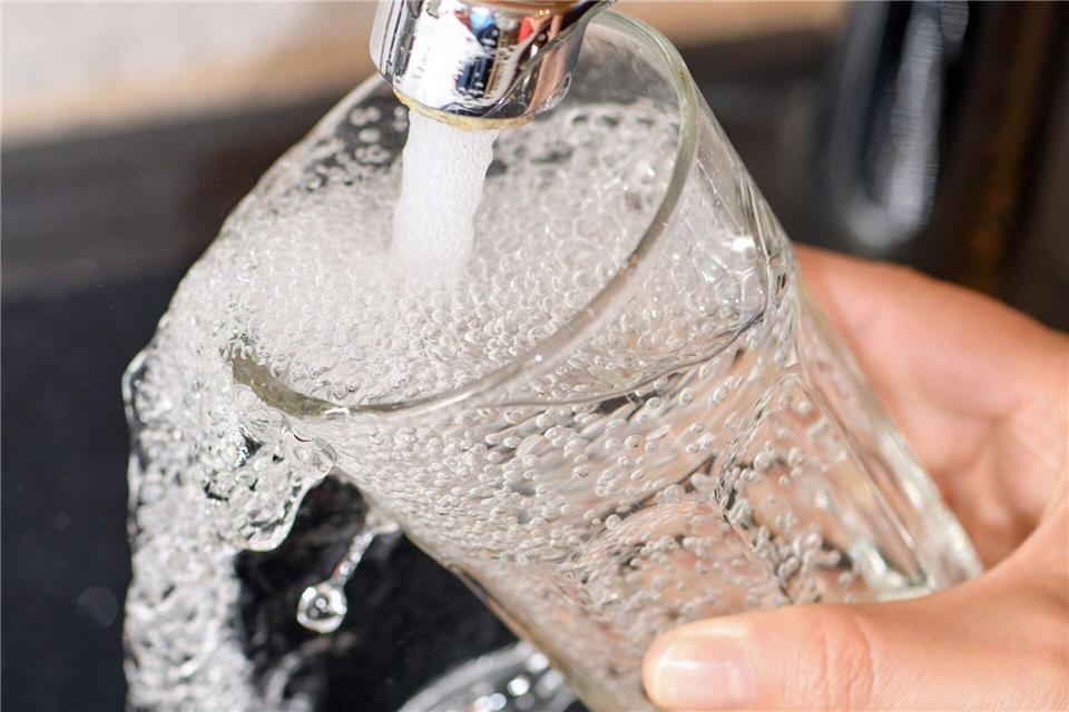 Wegen nachgewiesener Keimen im Trinkwassernetz sollen die Bürger in Buckow ihr Trinkwasser abkochen. (Symbolbild)Patrick Pleul/dpa-Zentralbild/dpa