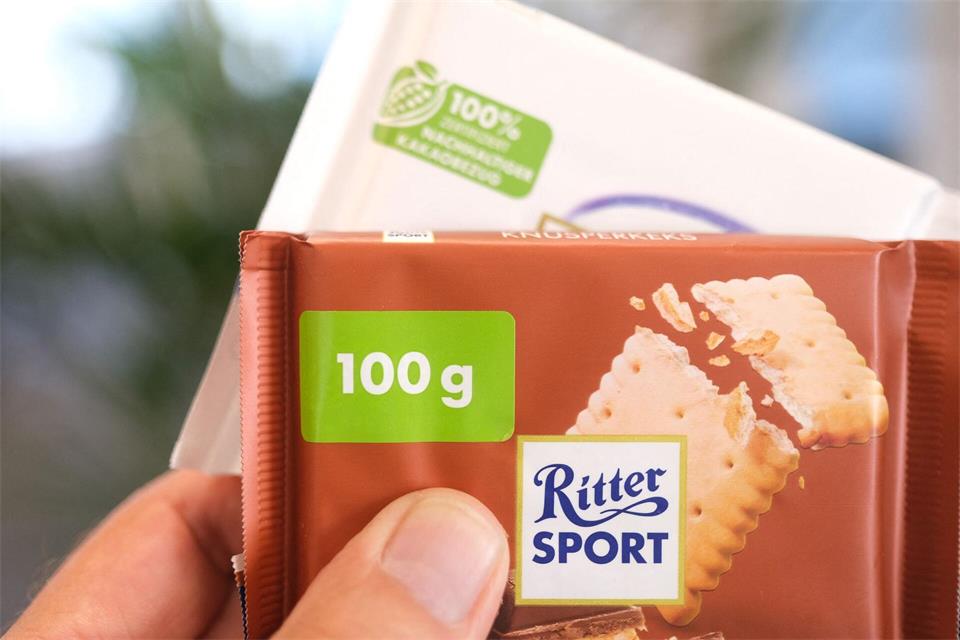 Wegen neuer EU-Vorgaben muss Ritter Sport alte Verpackungen mit Stickern überkleben.Bernd Weißbrod/dpa
