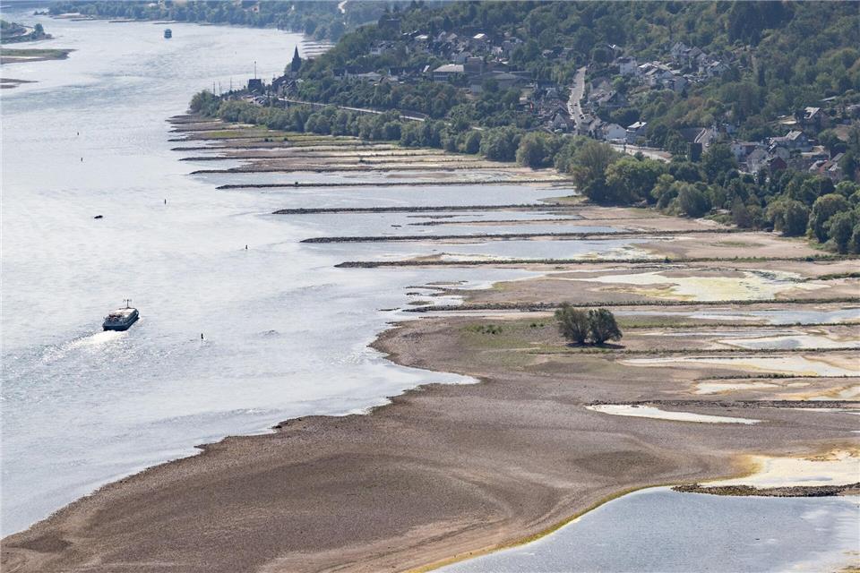 Wegen niedriger Pegelstände ist die Binnenschifffahrt in vielen Flüssen wie hier im Rhein derzeit massiv eingeschränkt.Boris Roessler/dpa