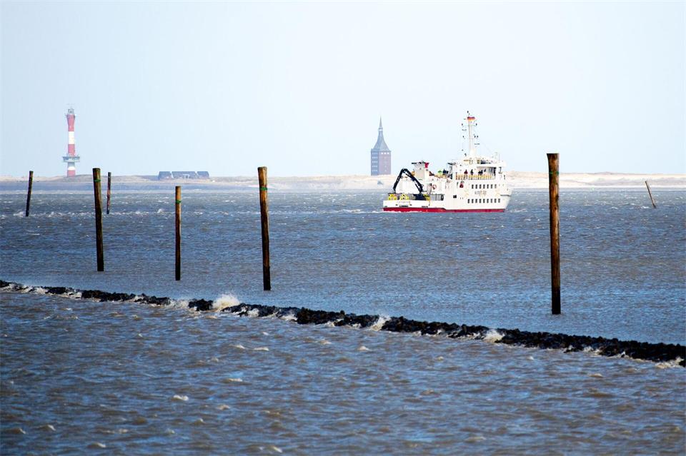 Wegen niedriger Wasserstände fahren Fähren von und zur Insel Wangerooge teils zu anderen Zeiten. (Archivbild)Hauke-Christian Dittrich/dpa