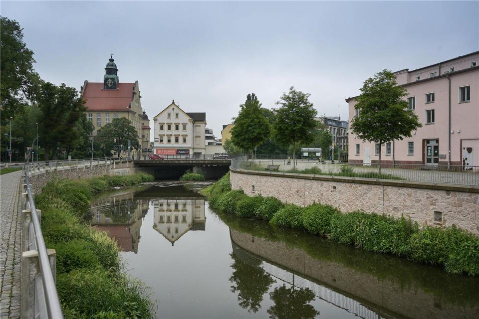 Wegen niedriger Wasserstände und anhaltender Trockenheit verbietet die Stadt Chemnitz die Wasserentnahme zum Eigenbedarf. Das Verbot gilt bis einschließlich 31. Oktober, teilte die Stadt mit. (Archivbild)Heiko Rebsch/dpa