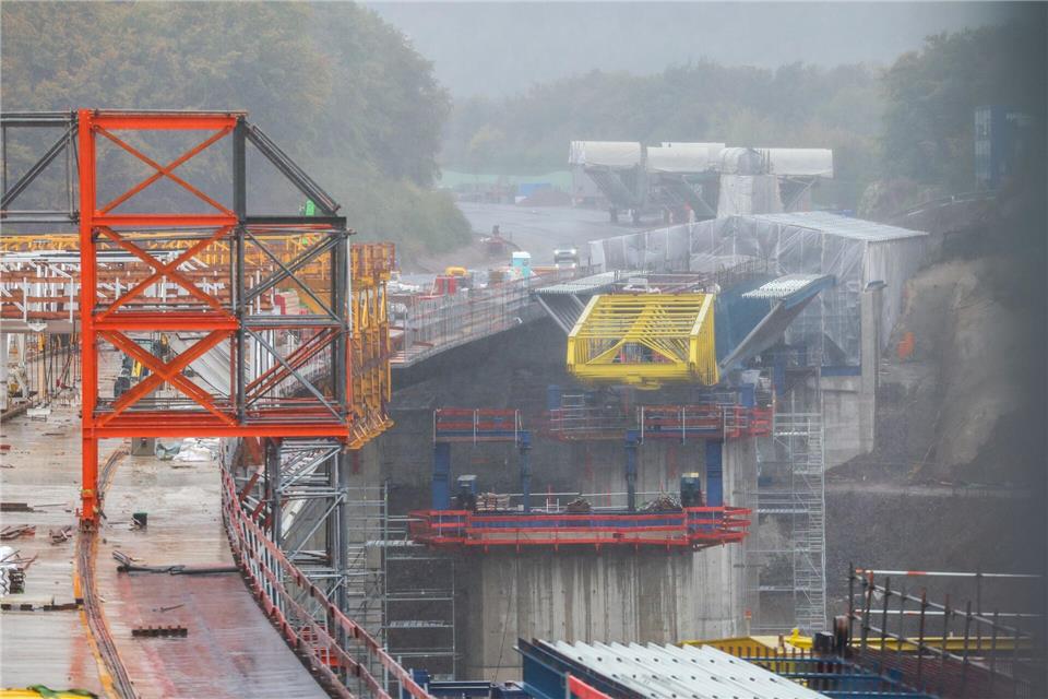 Wegen schwerer Schäden musste die marode alte Rahmede-Talbrücke kurzfristig gesperrt und schließlich durch einen Neubau ersetzt werden. (Archivbild)Christoph Reichwein/dpa