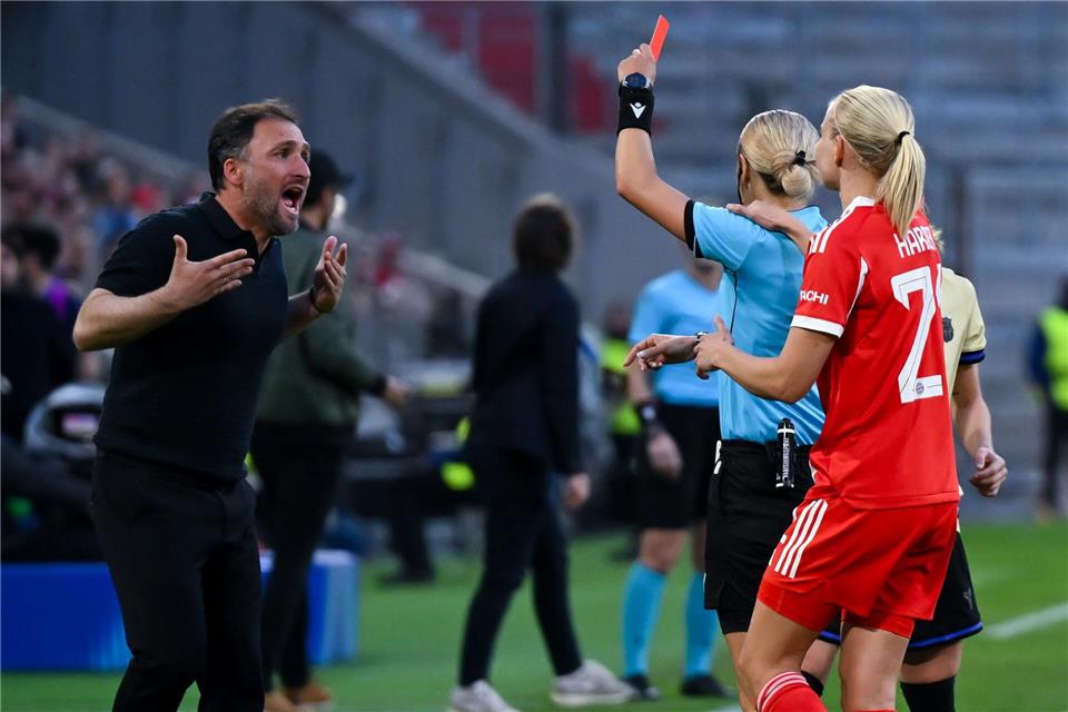 Wegen seiner Roten Karte im Rückspiel der Bayern-Frauen in Barcelona gesperrt: Trainer José Barcala (l.). (Archivbild)Sven Hoppe/dpa