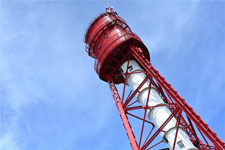 Wegen seines Stahlfachwerks wird der Campener Leuchtturm auch „ostfriesischer Eiffelturm“ genannt. Lars Penning/dpa