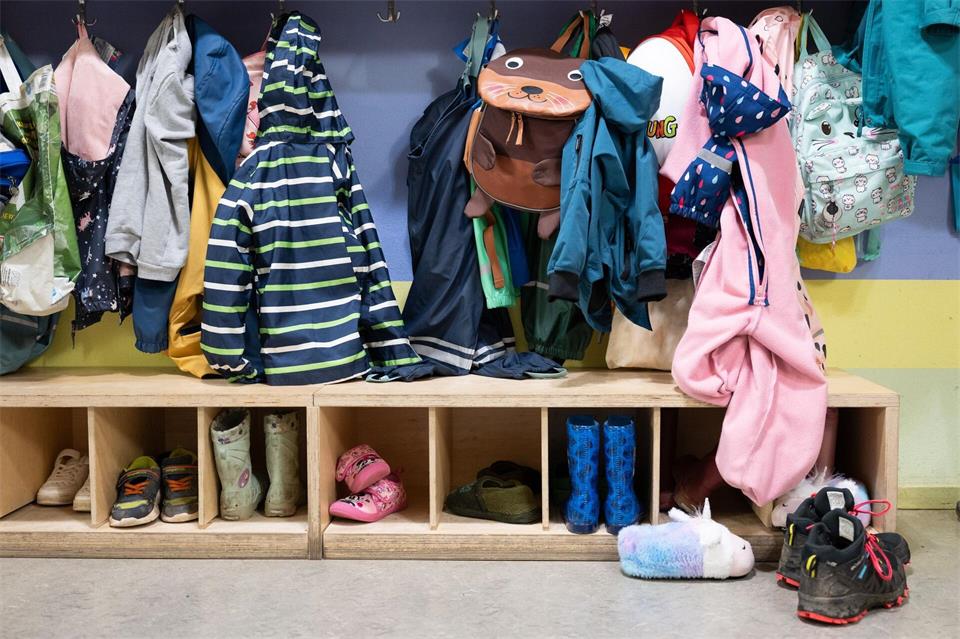 Wegen sinkender Kinderzahlen drohen Einschnitte bei den Kindertagesstätten auch in Sachsen (Archivbild). Sebastian Kahnert/dpa