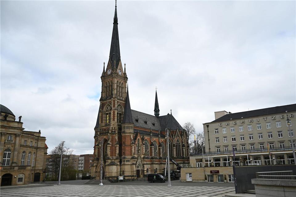 Wegen stark gestiegener Kosten für Fernwärme wurde der Ostergottesdienst in der Chemnitzer Kirche St. Petri abgesagt. David Hammersen/dpa