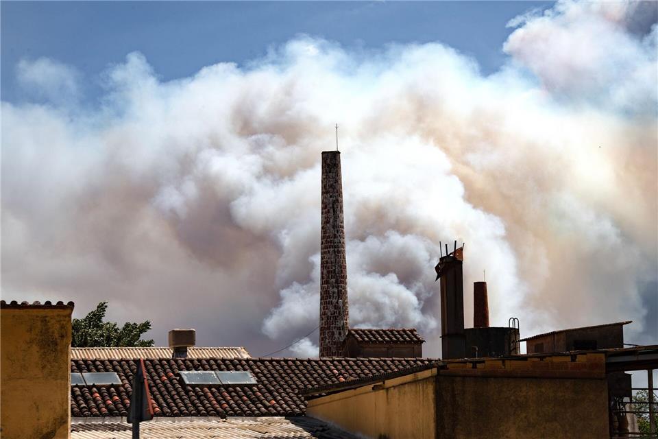 Wegen starker Rauchentwicklung durch einen Waldbrand im Nordosten Spaniens haben die Behörden rund 45.000 Bewohner mehrerer Ortschaften aufgerufen, ihre Häuser vorerst nicht zu verlassen.Glòria Sánchez/EUROPA PRESS/dpa