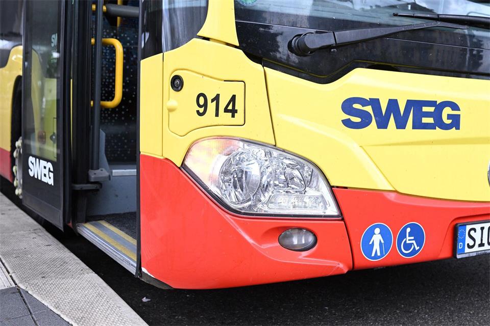 Wegen stockender Tarifverhandlungen ruft Verdi zum Warnstreik in mehreren SWEG-Busbetrieben auf. (Archivbild)Bernd Weißbrod/dpa