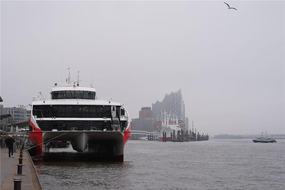 Wegen stürmischen Wetters auf der Nordsee können der „Halunder Jet“ und andere Fährschiffe zurzeit nicht nach Helgoland fahren. (Archivbild)Marcus Brandt/dpa