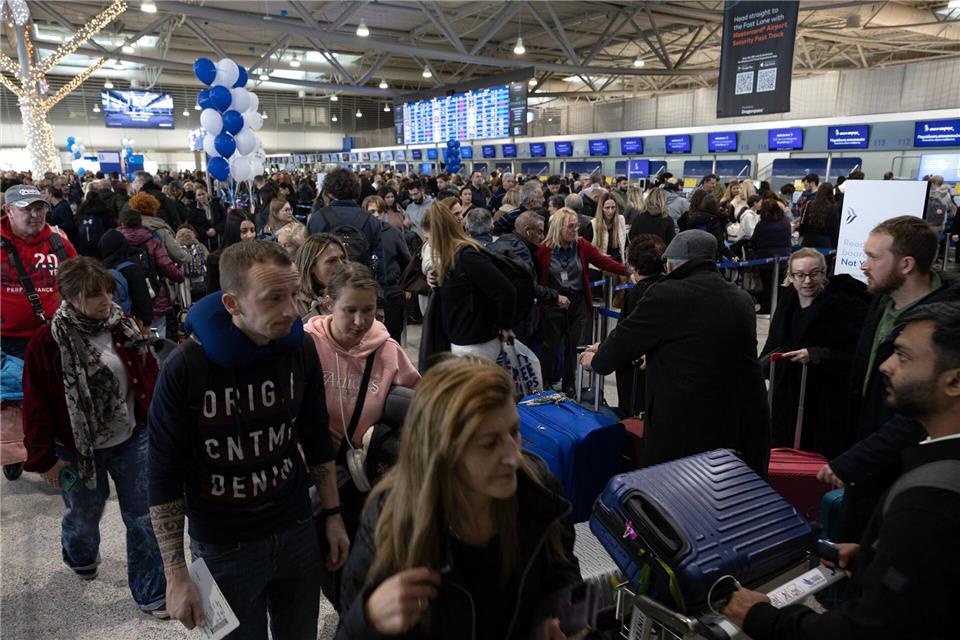 Wegen technischer Panne: Chaos an sämtlichen griechischen Flughäfen. Yorgos Karahalis/AP/dpa