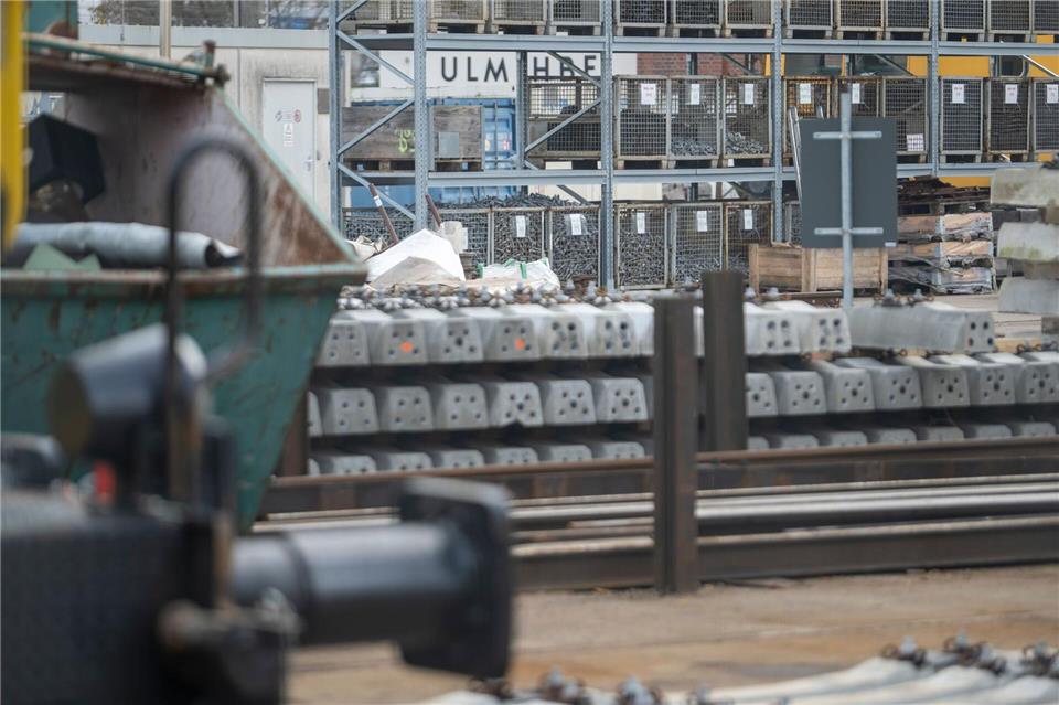 Wegen umfangreicher Bauarbeiten läuft kein Fernverkehr über den Ulmer Hauptbahnhof. (Foto-Produktion)   Stefan Puchner/dpa