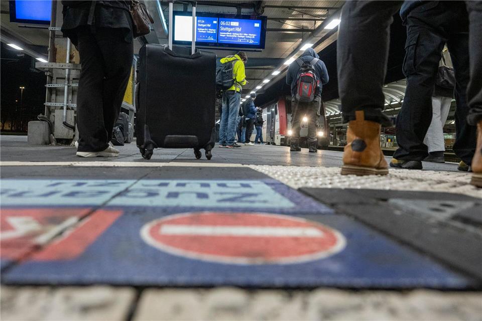 Wegen umfangreicher Sanierungsarbeiten fährt am Ulmer Hauptbahnhof aktuell nur der Regionalverkehr.Stefan Puchner/dpa