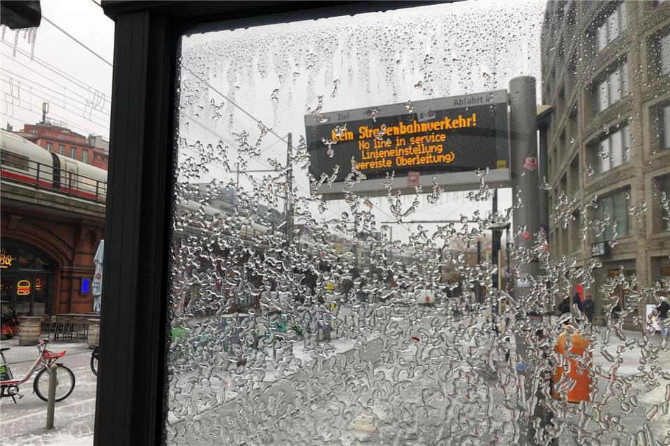 Wegen vereister Oberleitungen infolge von Eisregen hat die BVG den Straßenbahnverkehr am Montag vollständig eingestellt.Saskia Fischer/-/dpa