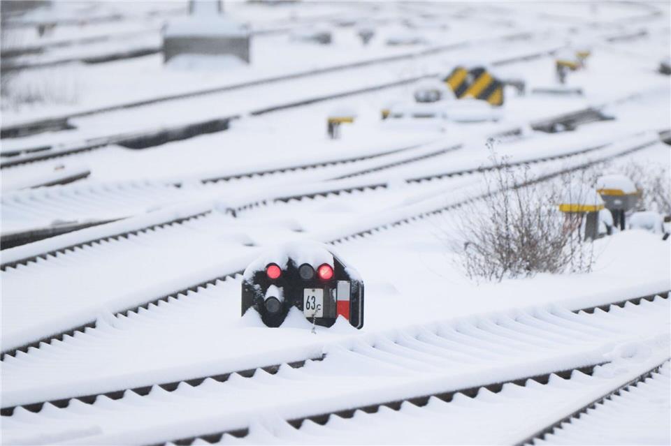 Wegen verschneiter Gleise kommt es zu Verspätungen und Ausfällen im Nahverkehr.Julian Stratenschulte/dpa