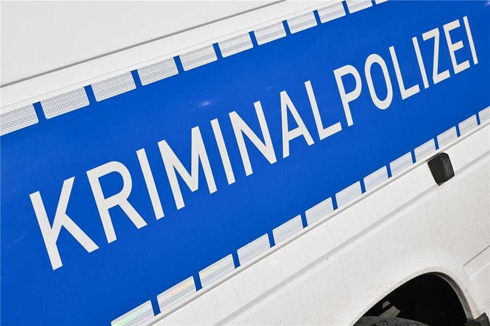 Wegen versuchten Mordes ermittelt die Polizei nach einer mutmaßlichen Manipulation an einem Auto einer Polizeibeamtin und sucht jetzt nach Zeugen. (Symbolbild) Patrick Pleul/dpa