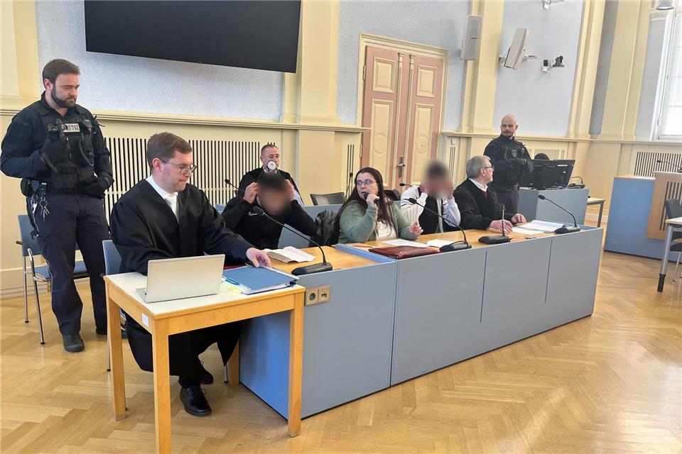 Wegen versuchten Mordes stehen zwei Brüder vor Gericht. (Archivbild)Tatjana Bojic/dpa