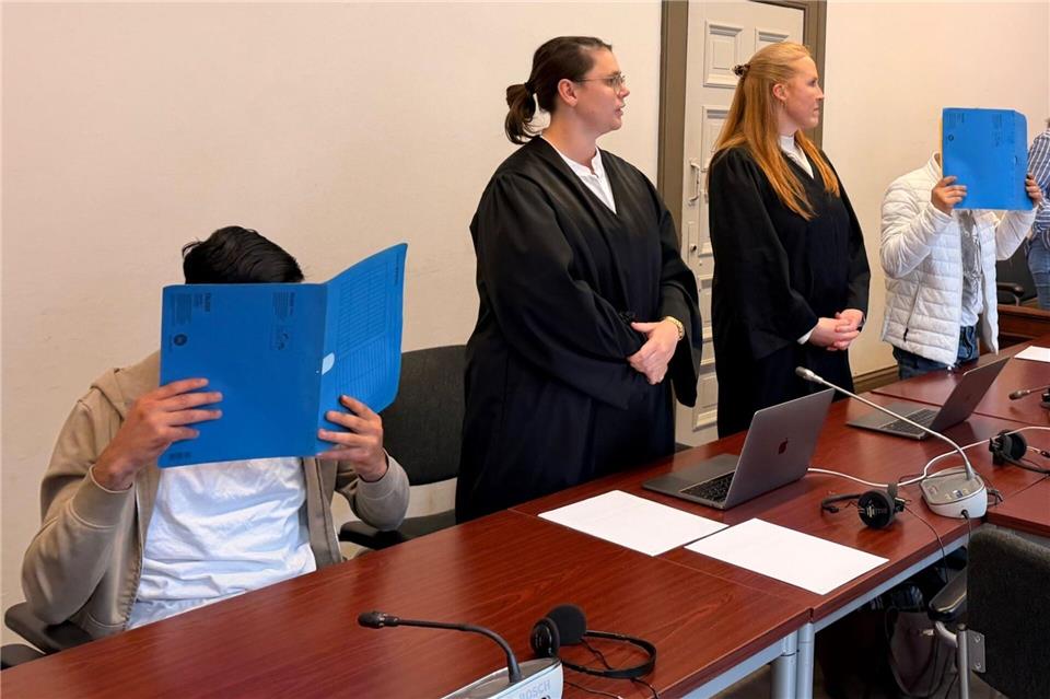 Wegen versuchten Mordes stehen zwei junge Männer in Hamburg vor Gericht. Einer von ihnen soll mit einem Messer mehrfach auf einen anderen Mann eingestochen haben.Sandy Maria Baumbach/dpa
