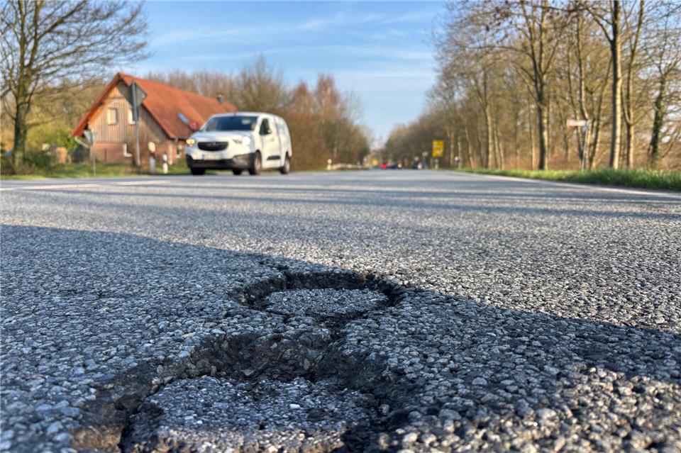 Wegen vieler Straßenschäden wird die B70 in den nächsten Monaten saniert.
